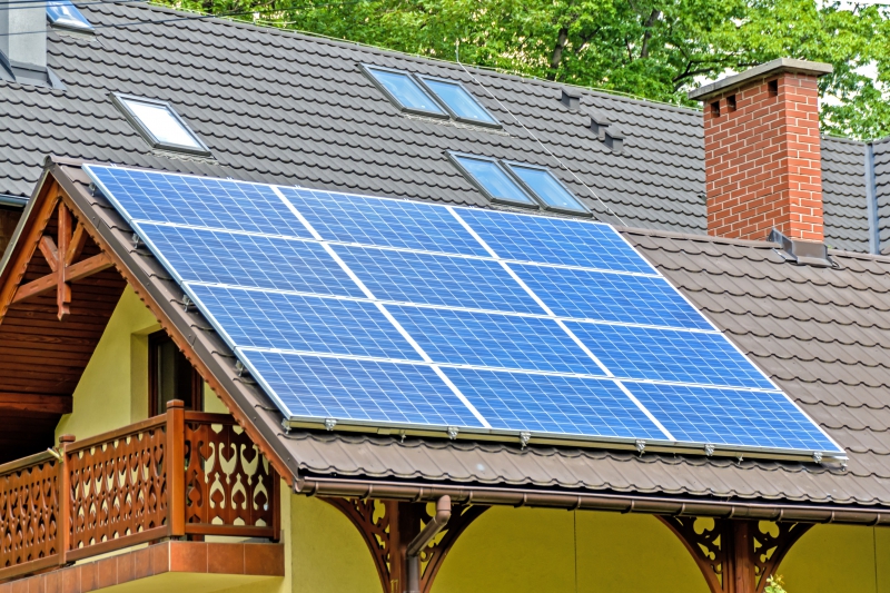 chauffagiste-NANS LES PINS-min_solar-panels-1477987